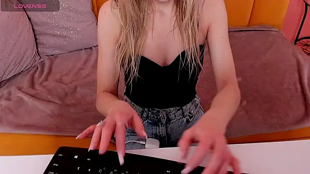 Snapshot of Diana_Garrett chatting on November 26, 2025, 1:39 am Diana Garrett online show from November 26, 2025, 1:39 am