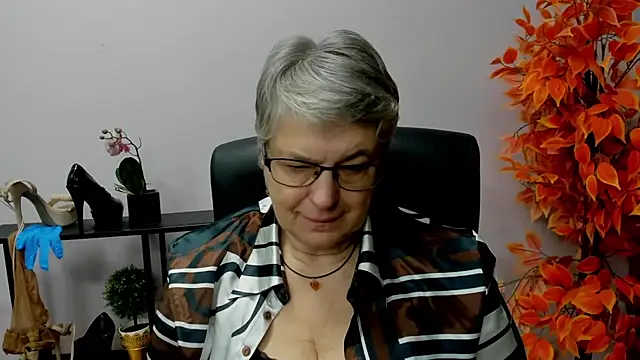 Snapshot of IrisDream chatting on December 12, 2024, 10:56 am IrisDream online show from December 12, 2024, 10:56 am