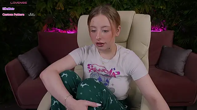 Snapshot of SilverrMoon chatting on February 23, 2025, 11:22 am SilverrMoon online show from February 23, 2025, 11:22 am