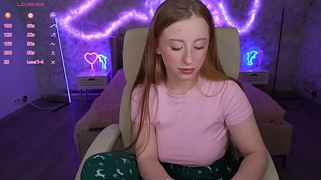 Snapshot of SilverrMoon chatting on March 4, 2025, 2:17 am SilverrMoon online show from March 4, 2025, 2:17 am