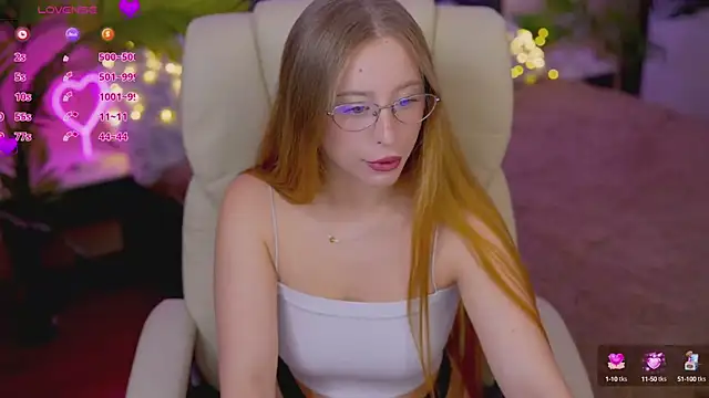 Snapshot of SilverrMoon chatting on October 9, 2025, 1:42 pm SilverrMoon online show from October 9, 2025, 1:42 pm