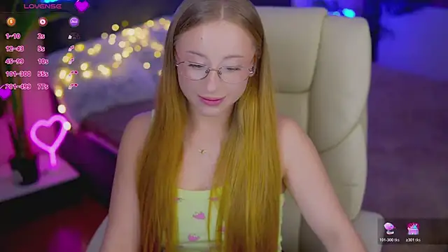 Snapshot of SilverrMoon chatting on October 20, 2025, 7:36 pm SilverrMoon online show from October 20, 2025, 7:36 pm