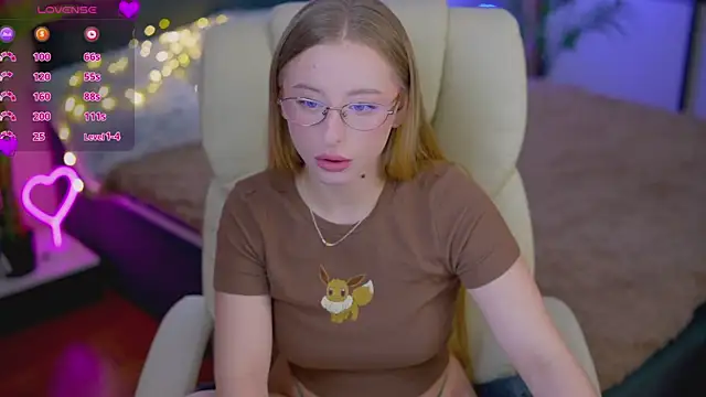 Snapshot of SilverrMoon chatting on October 21, 2025, 7:36 pm SilverrMoon online show from October 21, 2025, 7:36 pm