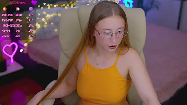 Snapshot of SilverrMoon chatting on November 3, 2025, 8:32 pm SilverrMoon online show from November 3, 2025, 8:32 pm