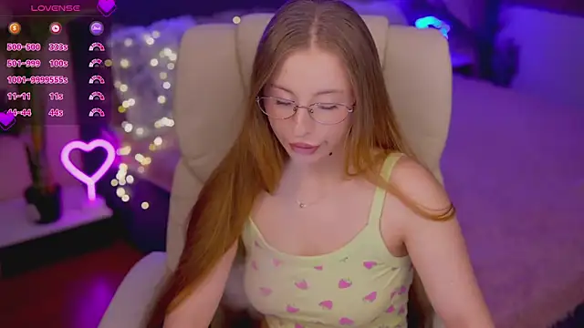 Snapshot of SilverrMoon chatting on November 15, 2025, 2:35 pm SilverrMoon online show from November 15, 2025, 2:35 pm