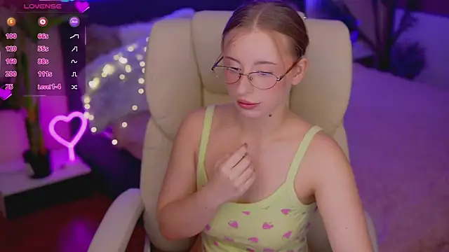 Snapshot of SilverrMoon chatting on November 29, 2025, 1:58 pm SilverrMoon online show from November 29, 2025, 1:58 pm