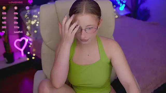 Snapshot of SilverrMoon chatting on December 2, 2025, 7:42 pm SilverrMoon online show from December 2, 2025, 7:42 pm