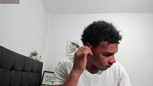 Snapshot of RoddyRich11 chatting on December 19, 2025, 12:23 pm RoddyRich11 online show from December 19, 2025, 12:23 pm