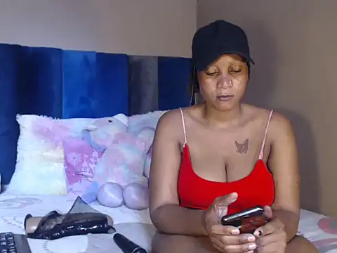 Snapshot of ROUNDDIRTYASSXX chatting on January 13, 2025, 12:02 pm ROUNDDIRTYASSXX online show from January 13, 2025, 12:02 pm