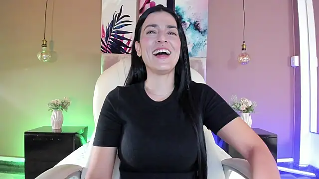 BellaClaiir online show from October 6, 2025, 1:52 pm