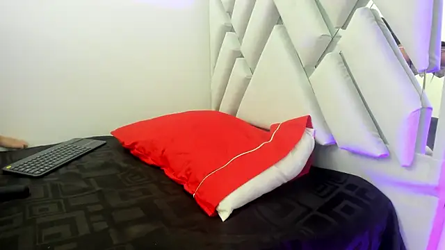 Snapshot of leslyylove chatting on December 5, 2024, 7:38 am leslyylove online show from December 5, 2024, 7:38 am