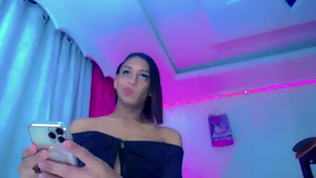 NahomiCamper online show from April 7, 2026, 11:04 pm