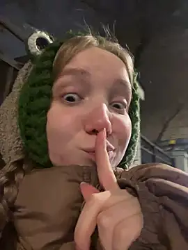 Snapshot of Baby_Tiny chatting on March 18, 2025, 7:10 pm Baby Tiny online show from March 18, 2025, 7:10 pm