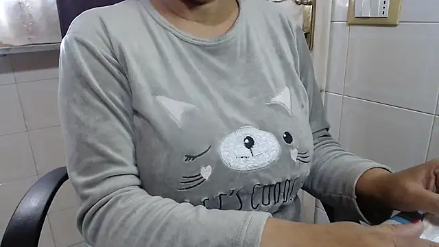 Foxlady2271 online show from November 9, 2025, 9:29 am