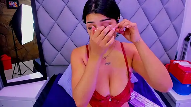 venusowen  online show from October 29, 2025, 1:24 pm