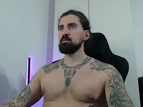 MateoHunk online show from November 5, 2025, 5:46 pm