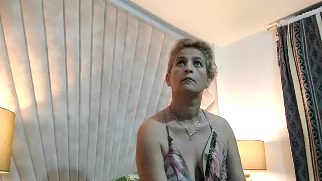 Snapshot of Jade_squirtt chatting on October 31, 2025, 10:27 am Jade squirtt online show from October 31, 2025, 10:27 am