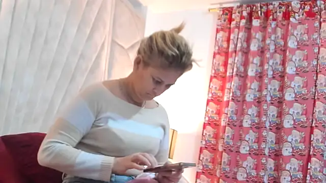 Snapshot of Jade_squirtt chatting on December 3, 2025, 10:13 am Jade squirtt online show from December 3, 2025, 10:13 am