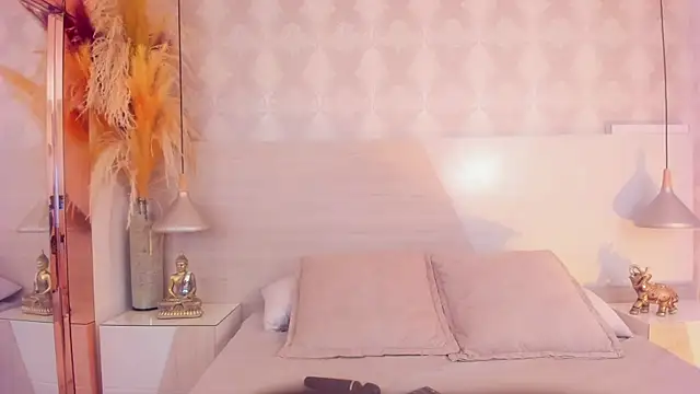 IvannaAnggel online show from November 15, 2025, 2:13 pm