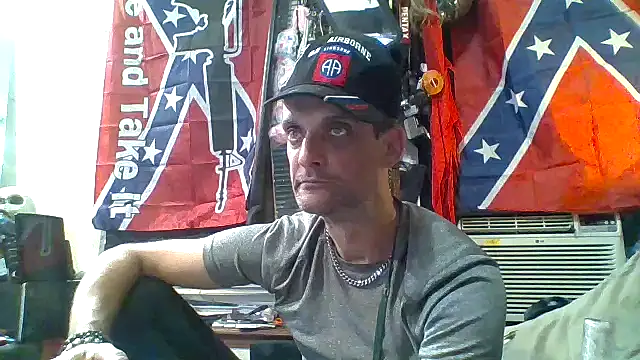 Snapshot of slinginbigD chatting on October 26, 2025, 10:04 pm slinginbigD online show from October 26, 2025, 10:04 pm