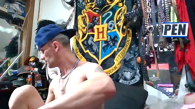 Snapshot of slinginbigD chatting on December 15, 2025, 1:04 pm slinginbigD online show from December 15, 2025, 1:04 pm