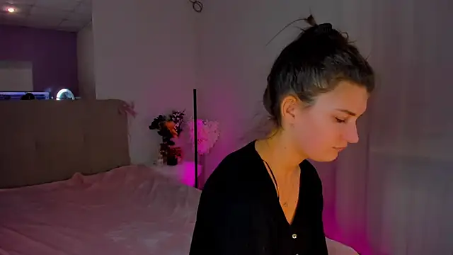 Laura Leee online show from January 8, 2025, 10:15 am