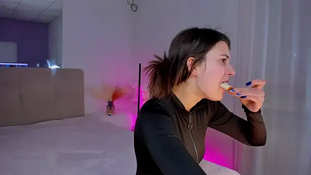 Laura Leee online show from March 6, 2025, 9:36 am