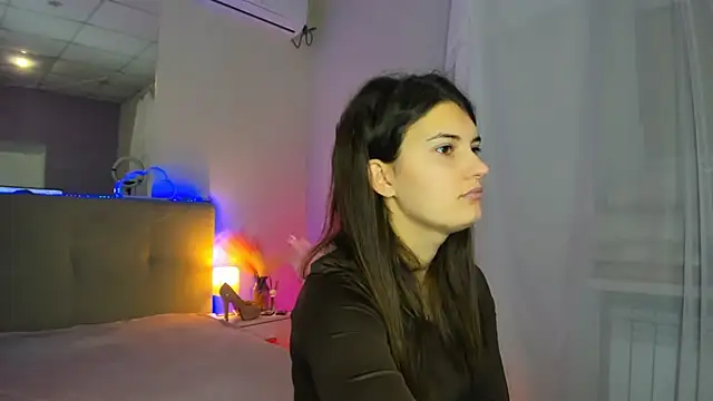 Laura Leee online show from November 30, 2025, 5:55 am