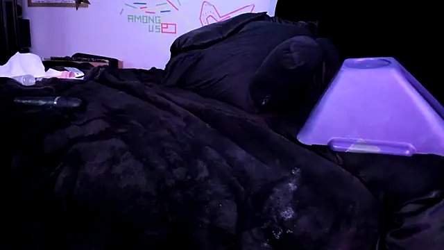 Snapshot of Midnightrose11 chatting on February 8, 2025, 9:24 am Midnightrose11 online show from February 8, 2025, 9:24 am