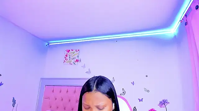 Snapshot of LaurinMonroe chatting on December 14, 2024, 10:07 pm LaurinMonroe online show from December 14, 2024, 10:07 pm