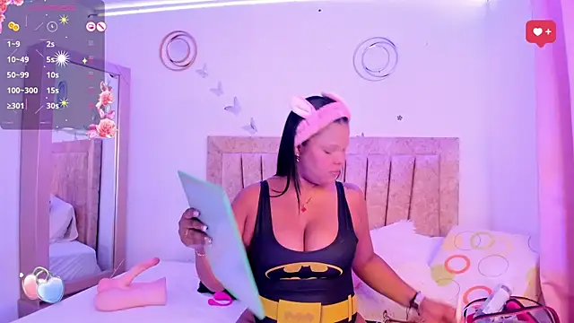 Snapshot of LaurinMonroe chatting on February 10, 2025, 7:28 pm LaurinMonroe online show from February 10, 2025, 7:28 pm