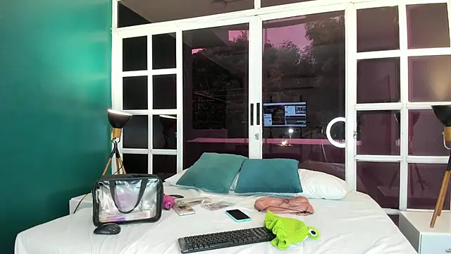 MelaniieRoux online show from November 8, 2025, 11:43 am