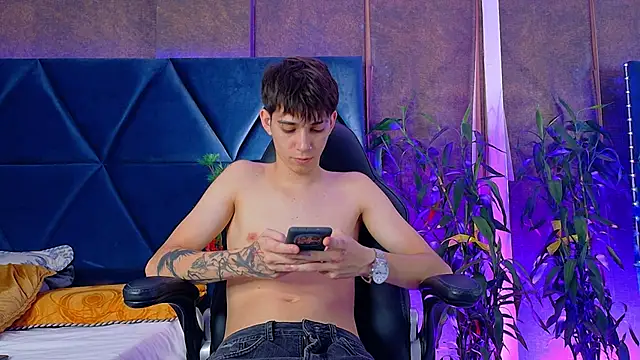 Snapshot of Lion_Foster01 chatting on December 17, 2025, 9:54 pm Lion Foster01 online show from December 17, 2025, 9:54 pm