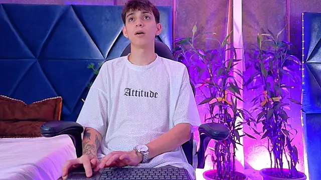 Lion Foster01 online show from December 18, 2025, 9:54 pm