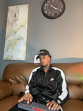 AaronCruz  online show from February 6, 2025, 7:18 pm