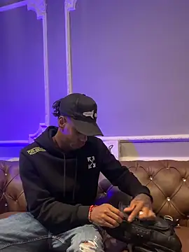 AaronCruz  online show from February 27, 2025, 12:34 pm