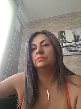 Snapshot of Latiinvenushot chatting on May 19, 2026, 3:40 pm Latiinvenushot online show from May 19, 2026, 3:40 pm