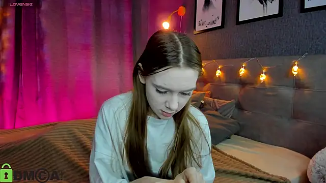 Snapshot of Lesi_Moonie01 chatting on December 18, 2025, 9:15 am Lesi Moonie01 online show from December 18, 2025, 9:15 am