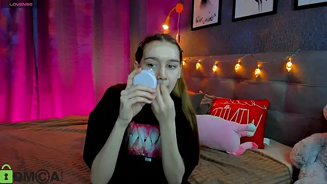 Snapshot of Lesi_Moonie01 chatting on December 22, 2025, 9:50 am Lesi Moonie01 online show from December 22, 2025, 9:50 am