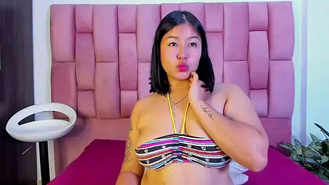 Snapshot of EmmaRossem chatting on January 10, 2025, 10:25 pm EmmaRossem online show from January 10, 2025, 10:25 pm