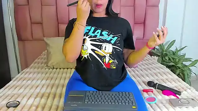 Snapshot of EmmaRossem chatting on February 7, 2025, 7:49 pm EmmaRossem online show from February 7, 2025, 7:49 pm