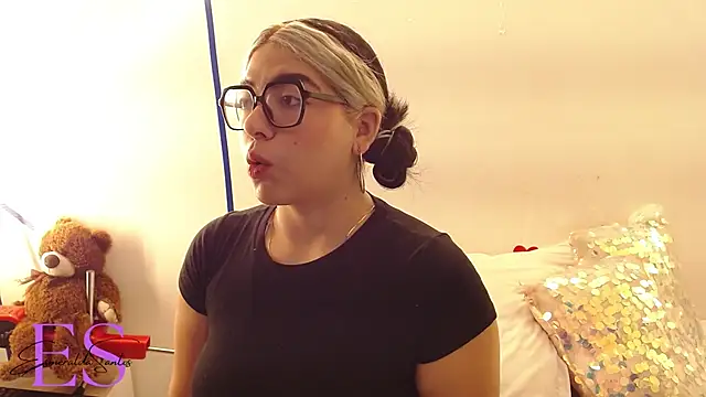 Snapshot of EsmeraldaSantoss chatting on February 19, 2025, 12:33 pm EsmeraldaSantoss online show from February 19, 2025, 12:33 pm