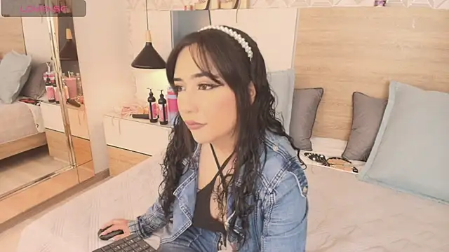 Megansttein  online show from November 10, 2025, 7:35 pm