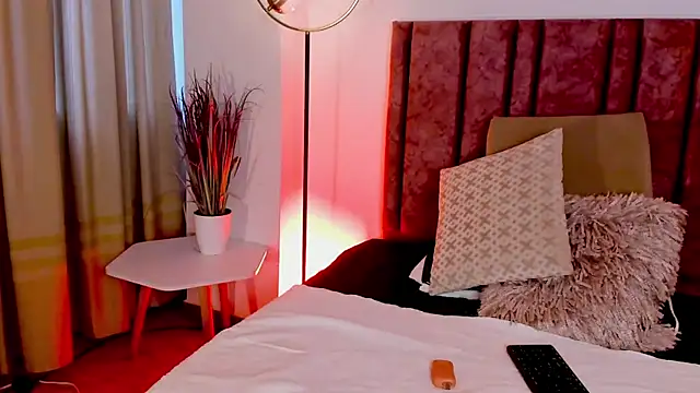 Snapshot of HollyHudsonn chatting on December 16, 2024, 11:55 am HollyHudsonn online show from December 16, 2024, 11:55 am