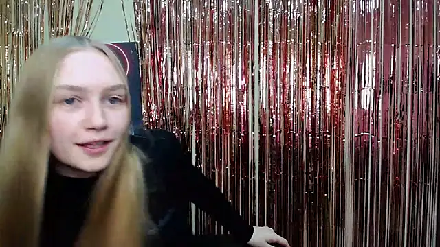 Snapshot of MademoiselleCl chatting on December 2, 2024, 11:45 am MademoiselleCl online show from December 2, 2024, 11:45 am