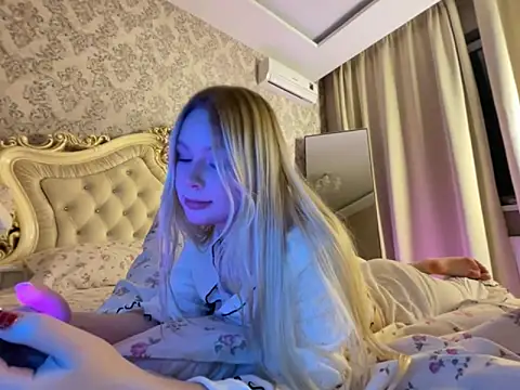 baby lianaa online show from October 8, 2025, 6:05 pm