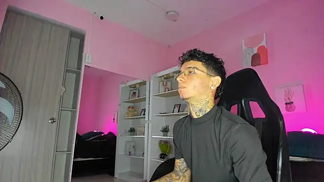 Ian Castillo  online show from October 31, 2025, 11:11 am