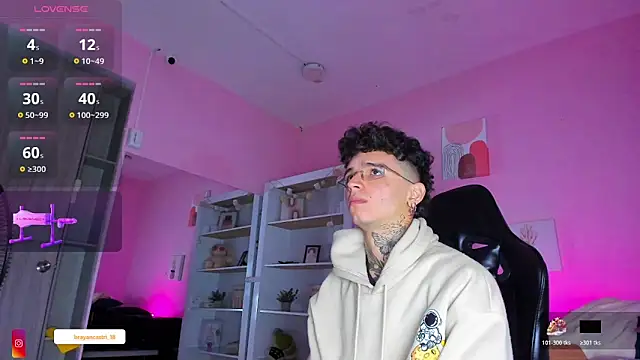 Snapshot of Ian_Castillo_ chatting on December 22, 2025, 11:18 am Ian Castillo online show from December 22, 2025, 11:18 am