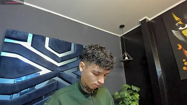 Snapshot of Ian_Castillo_ chatting on January 13, 2026, 11:26 am Ian Castillo online show from January 13, 2026, 11:26 am