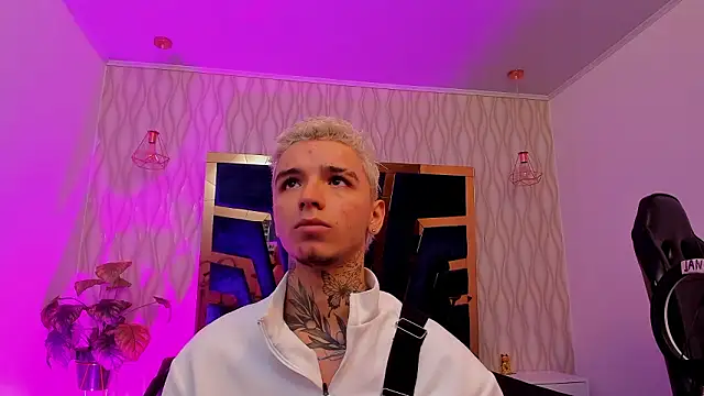 Snapshot of Ian_Castillo_ chatting on February 5, 2026, 5:12 am Ian Castillo online show from February 5, 2026, 5:12 am